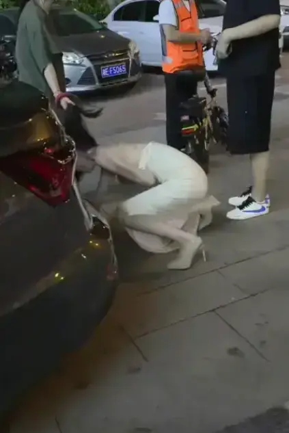 太可怕了！《白衣女子被抓头发跳河》视频流出，小三当街扯发拖行后跳入河中，湘E车牌事件全揭秘，高清观看！