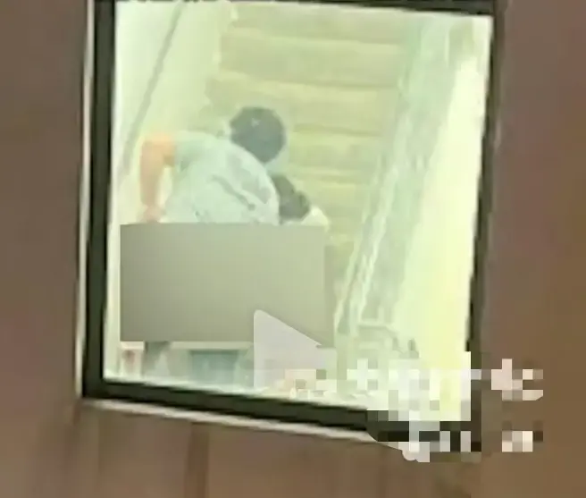 《元朗情侣楼梯事件》全程记录 - 香港楼梯间情侣无删减视频免费看 - 情侣楼梯全网独家内容 - 夸克百度迅雷网盘获取