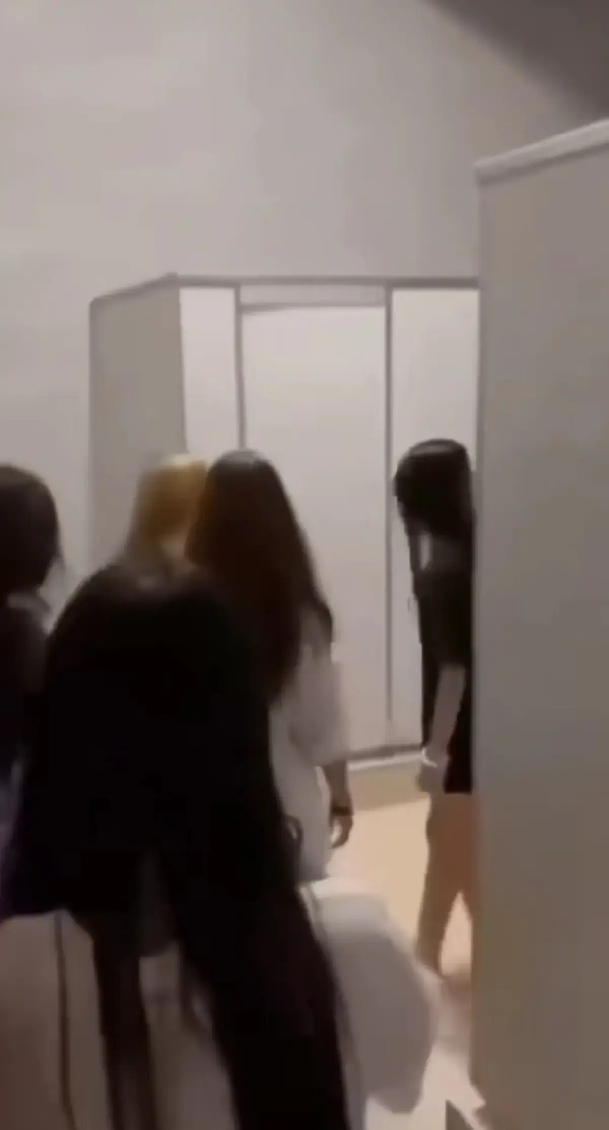 免费在线观看《厕所保卫战》女生原视频，HD高清画质纯净极速播放-百度/夸克/迅雷网盘获取资源