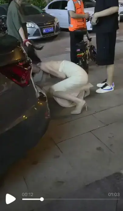 揪心！《白衣女子被抓头发跳河》，小三和白衣女子冲突，女子跳河全记录，无广告在线看！