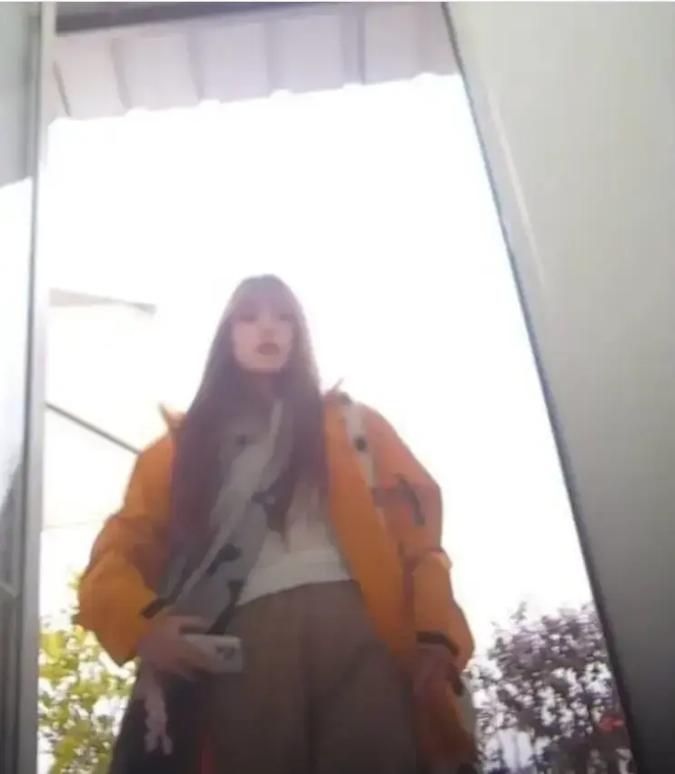 免费看《抖音木木冲锋衣厕所vlog》，网红木木穿木木冲锋衣现身海岛厕所，开启一场海岛度假的视觉盛宴！