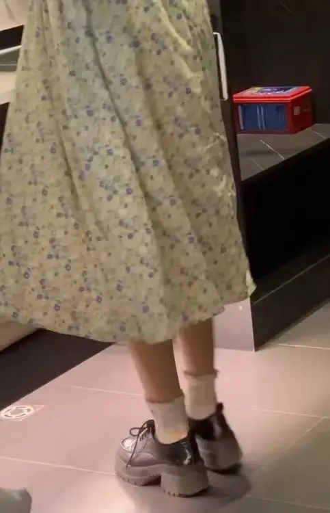 《元歌碎花裙合集》展现日系少女风，甜系vlog配清新碎花裙，元歌镜头记录精彩，夸克网盘免费获取高清资源！