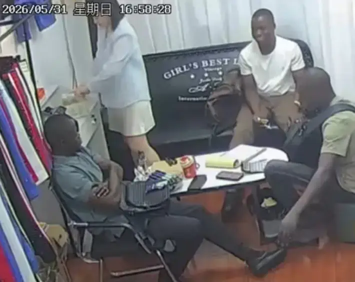 《三个黑人买衣服》服装店监控曝光，美女老板娘现身，免费在线观看完整版！